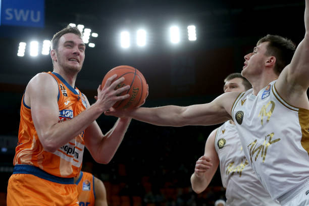 转会市场的 转会市场的