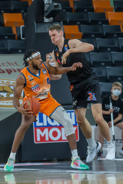 的凝聚力与 的凝聚力与